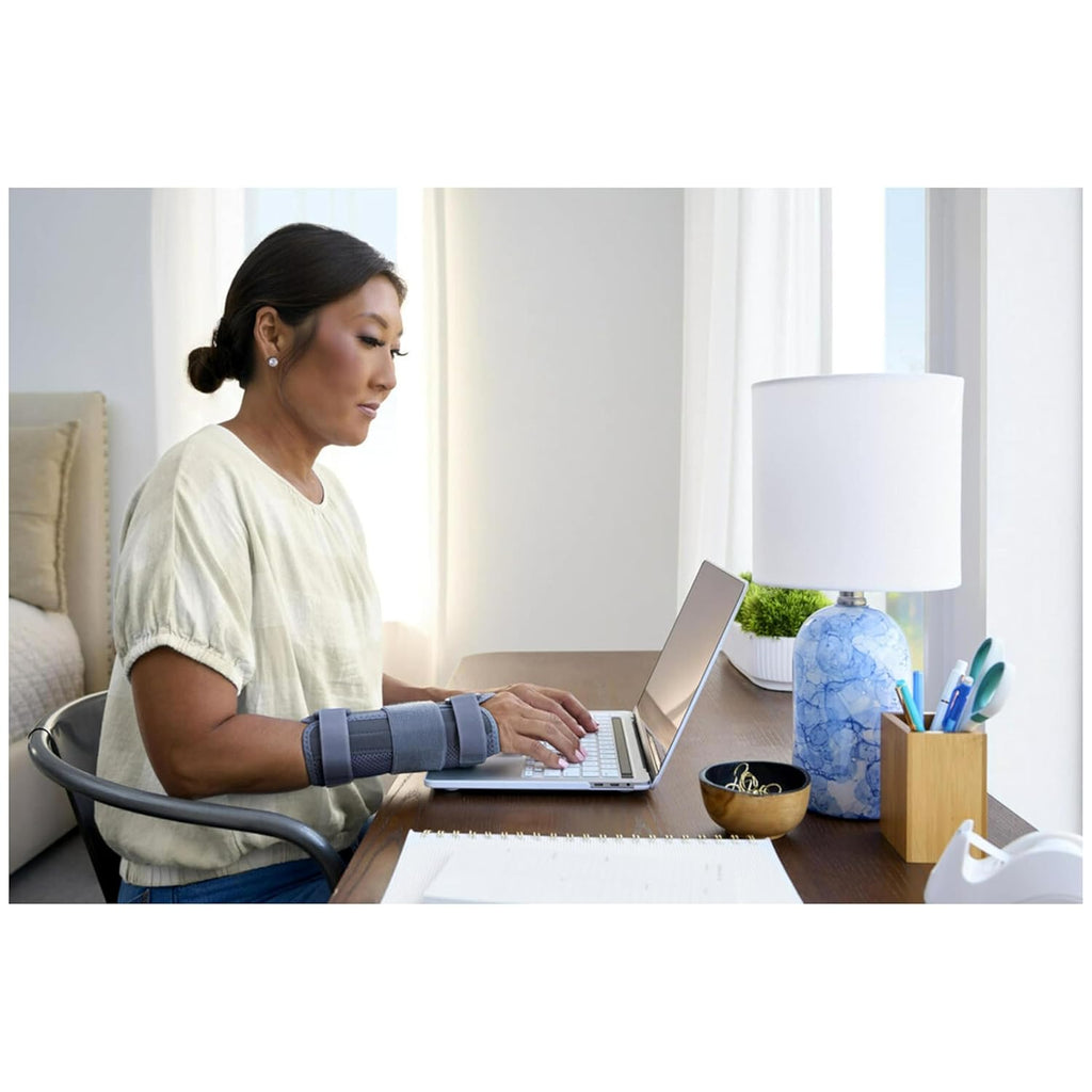 ACE Brand Carpal Tunnel Wrist Stabilizer Adjustable Wrist Brace with Memory Foam Palm

