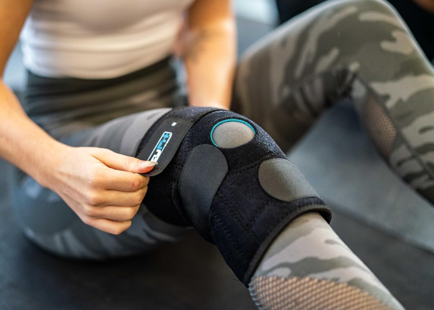 EzyFit Adjustable Knee Brace for Arthritis, ACL & Meniscus Tear with Dual Side Stabilizers

