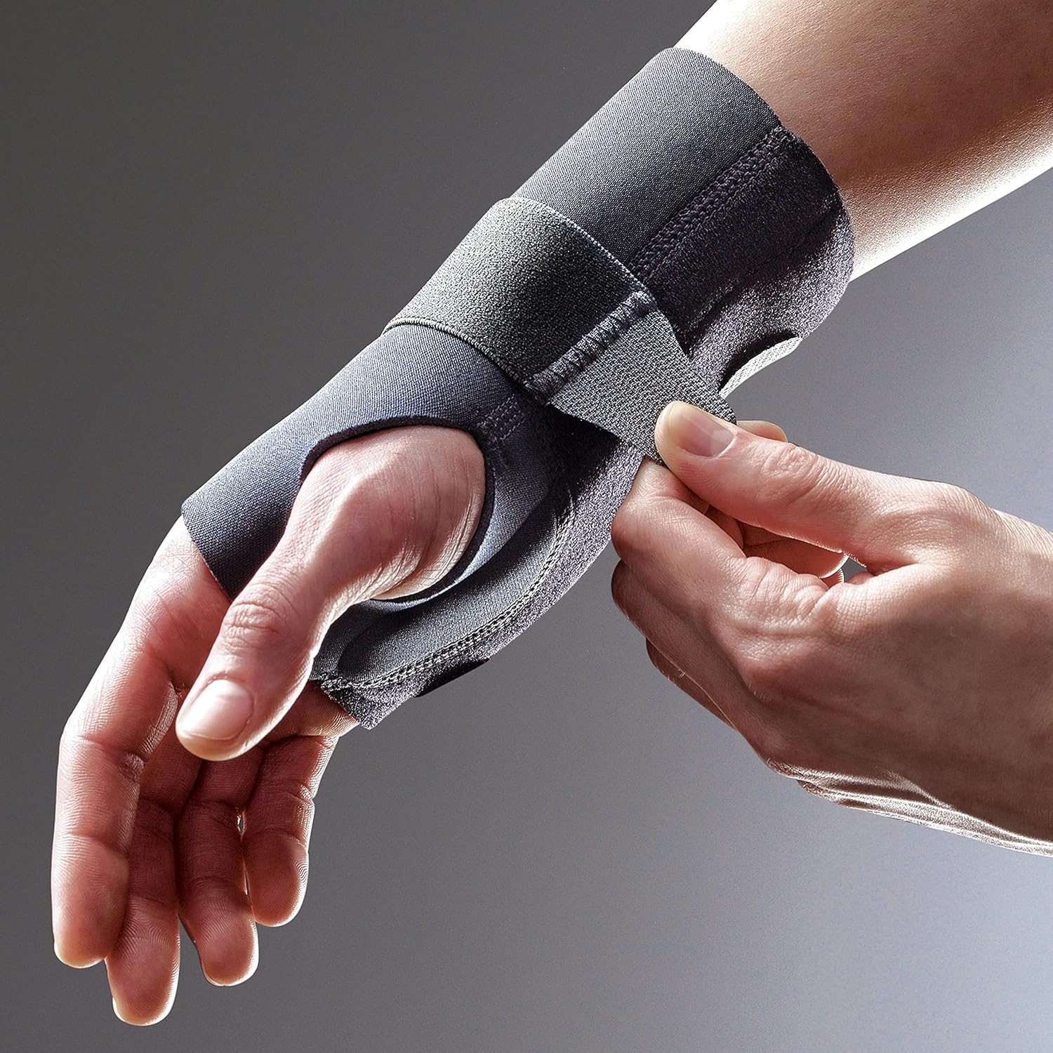 FUTURO Compression Stabilizing Wrist Brace, Breathable

